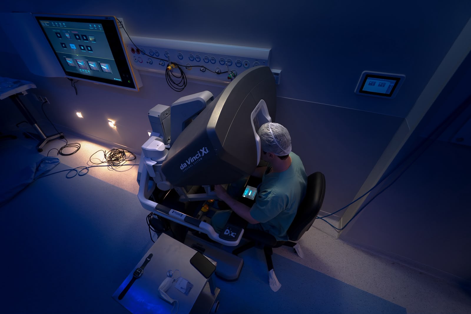 Dr. Allan Morrell operando no console Da Vinci Xi