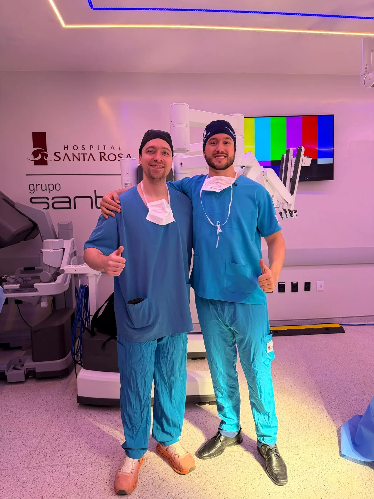 Dr. Allan Morrell e cirurgião em frente a uma plataforma robótica
