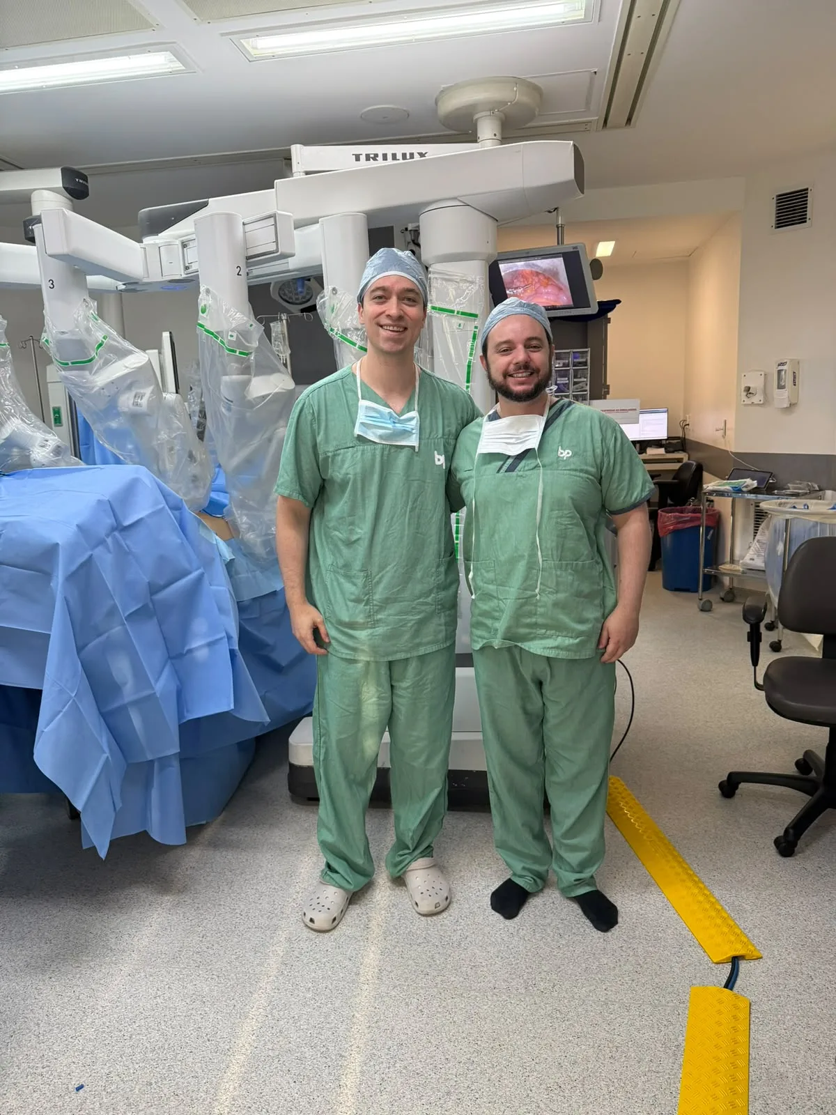 Dr. Allan Morrell com cirurgião em sala de cirurgia robótica