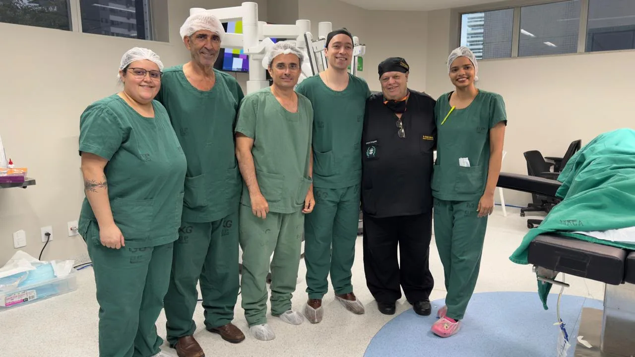 Dr. Allan Morrell com equipe médica em centro cirúrgico