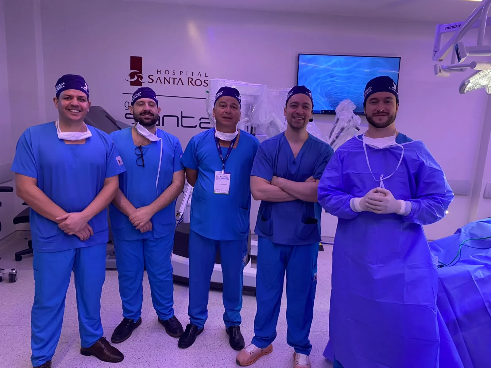 Dr. Allan Morrell com equipe médica em centro de cirurgia robótica