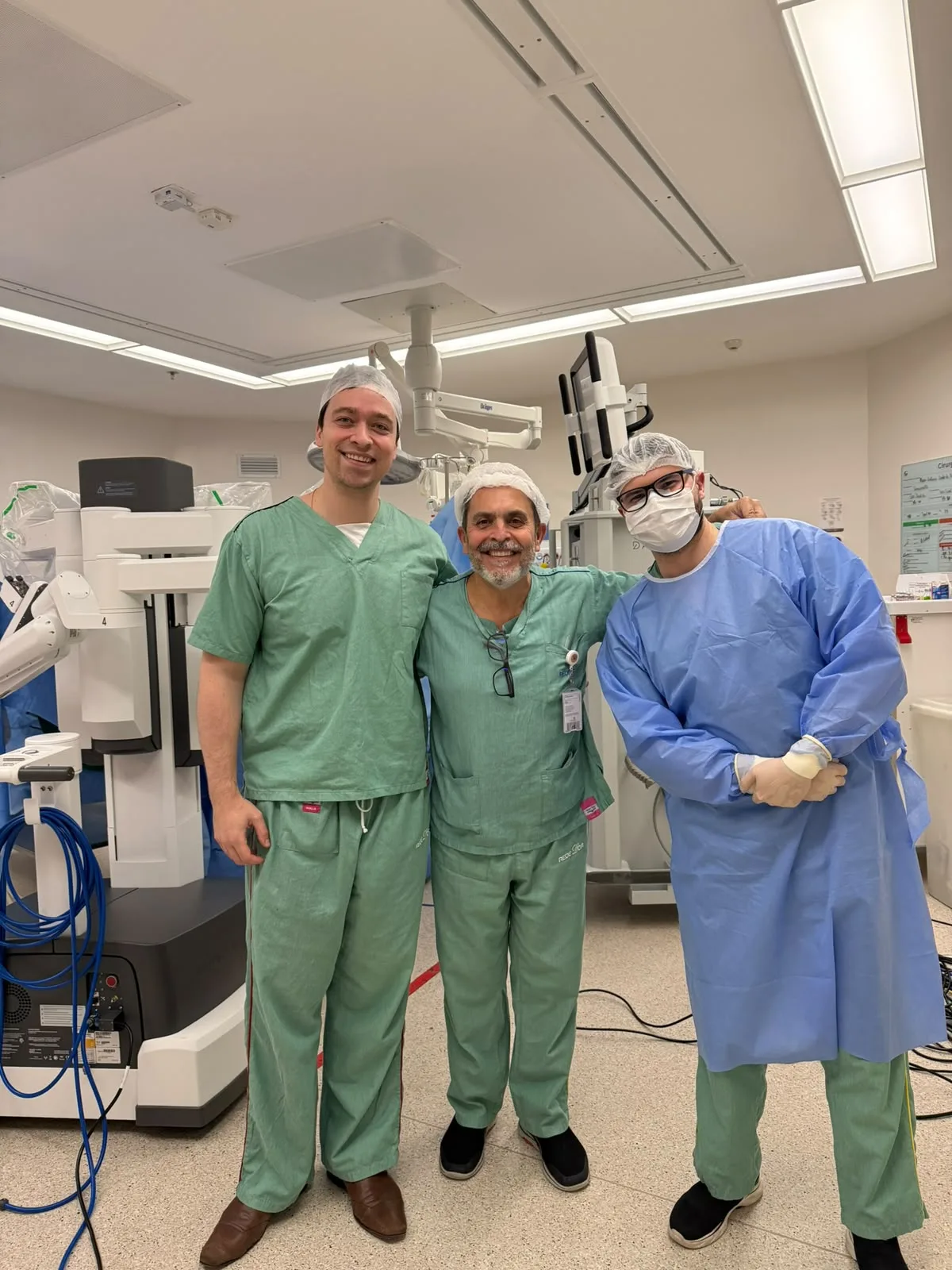 Dr. Allan Morrell com profissionais ao lado da plataforma Da Vinci