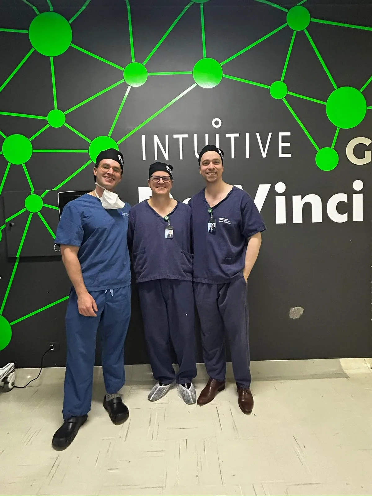 Dr. Allan Morrell com equipe médica em centro de cirurgia robótica