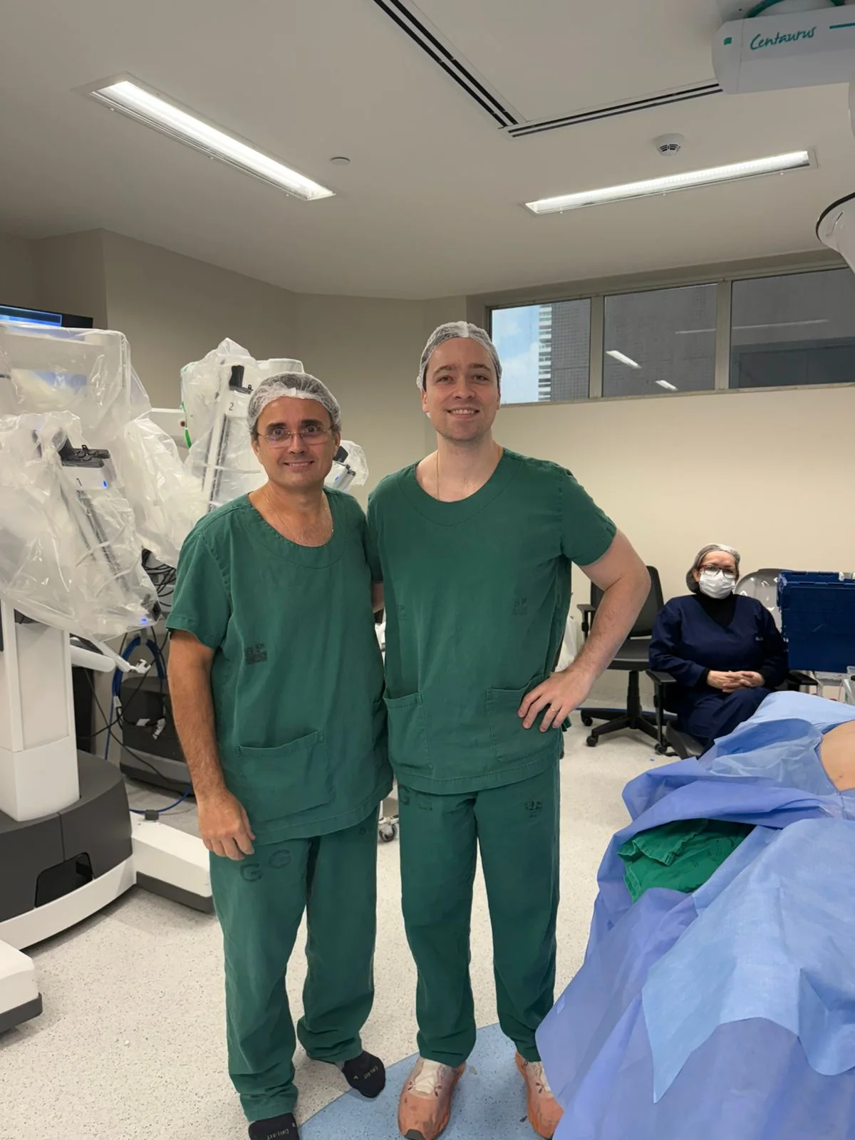Dr. Allan Morrell com cirurgião e equipe em sala de cirurgia robótica