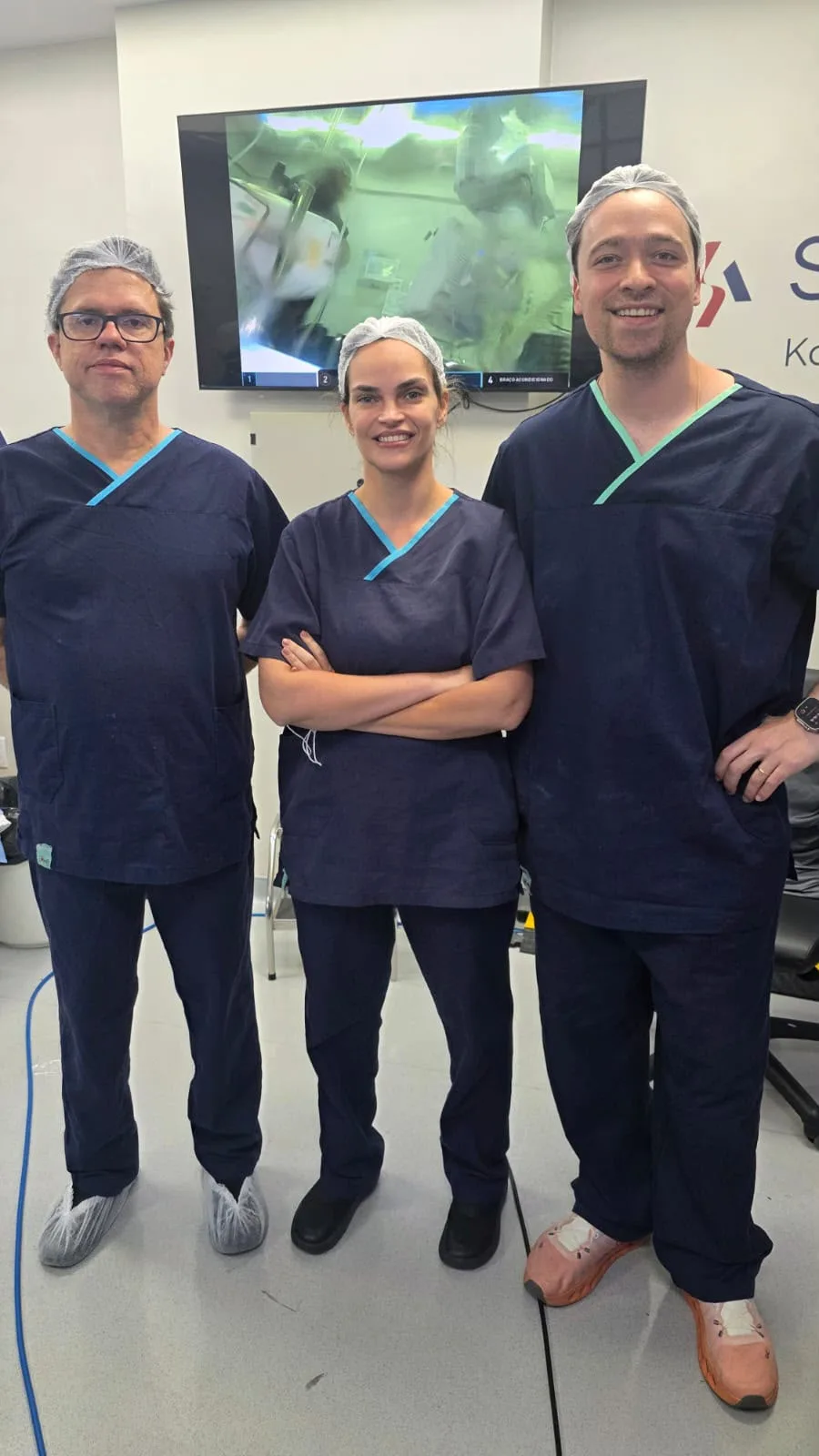 Dr. Allan Morrell com equipe médica em sala de cirurgia robótica