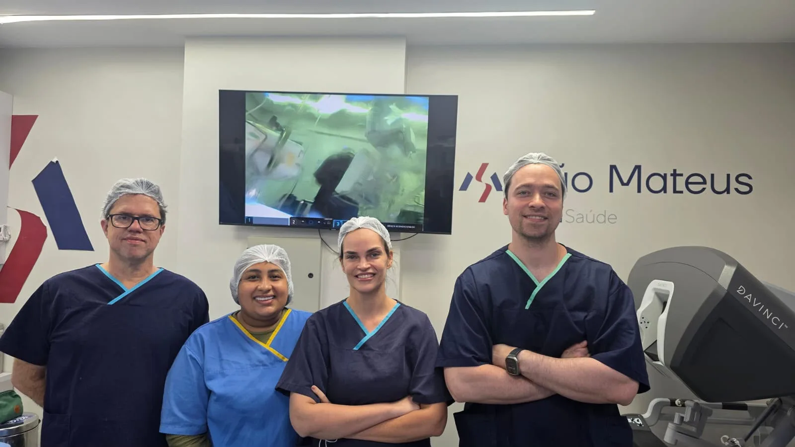Dr. Allan Morrell com equipe médica em centro cirúrgico